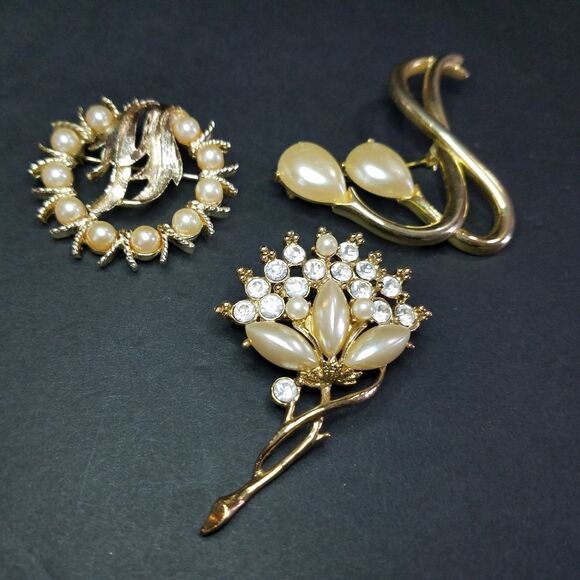 Vintage Lot of Three Faux Pearl Gold Tone Icy Clear Rhinestone Brooch Pins - Picture 4 of 7